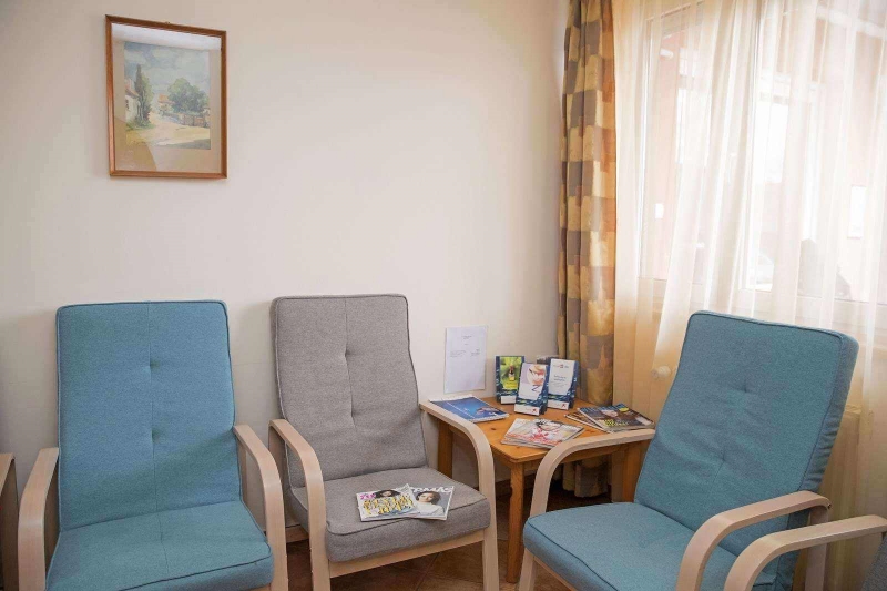 La salle d’attente de la clinique dentaire privée de Győr, 9025, Győr Kereszt u. 3-5.